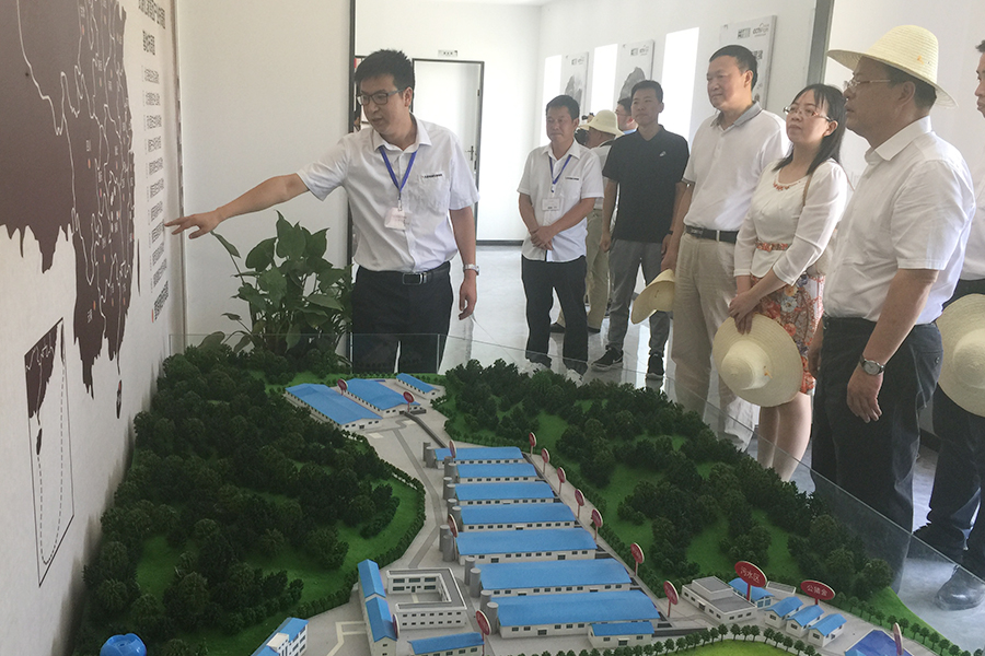 F:\2015-2018年OA文件 電視機媒體播放圖設計\2018-OA文件 電視機媒體播放圖設計\2018.07.31-中央黨校副校長王東京考察調研北京資源億家集團\02.jpg